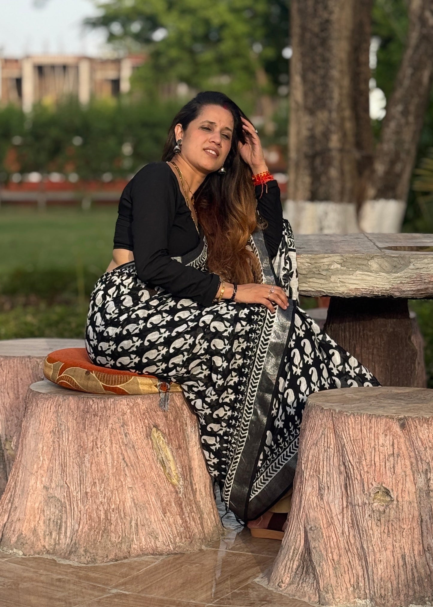 Black & White Maheshwari Linen Saree